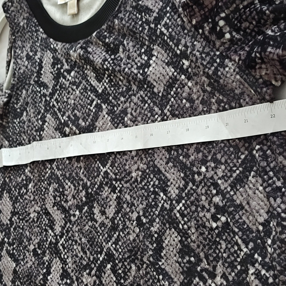 NWT ❤️ Michael Kors blouse with cut-out sleeves Snake Print - Picture 3 of 6